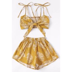 [SOLD] Leaf print bow top & high waisted shorts